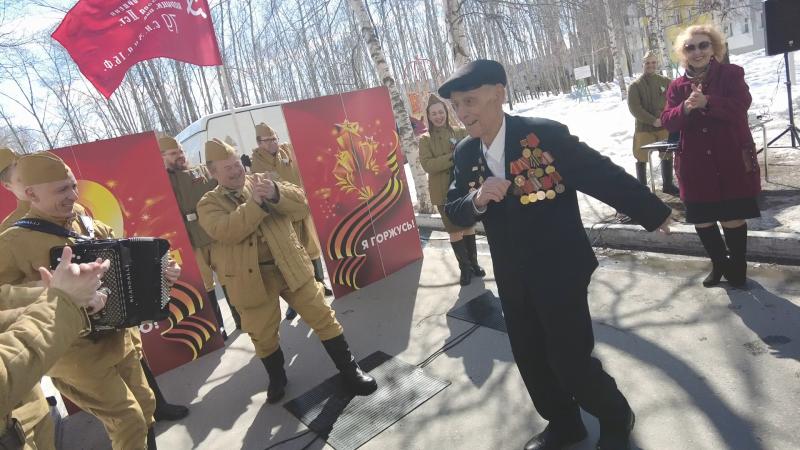 Пустился в пляс: как в Сургуте поздравляли ветерана Ивана Тимченко с Днем Победы