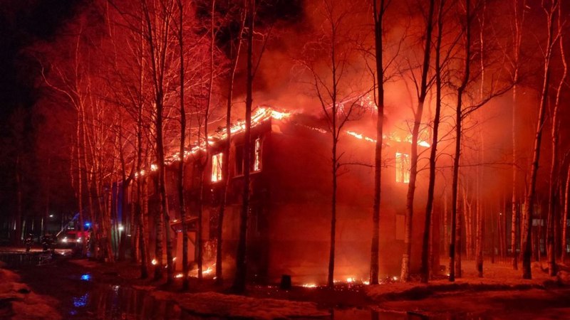 В частично расселенном доме в Сургуте загорелась квартира