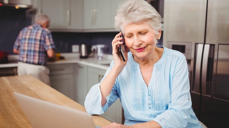 МегаФон предложил пенсионерам постоянную скидку на мобильную связь