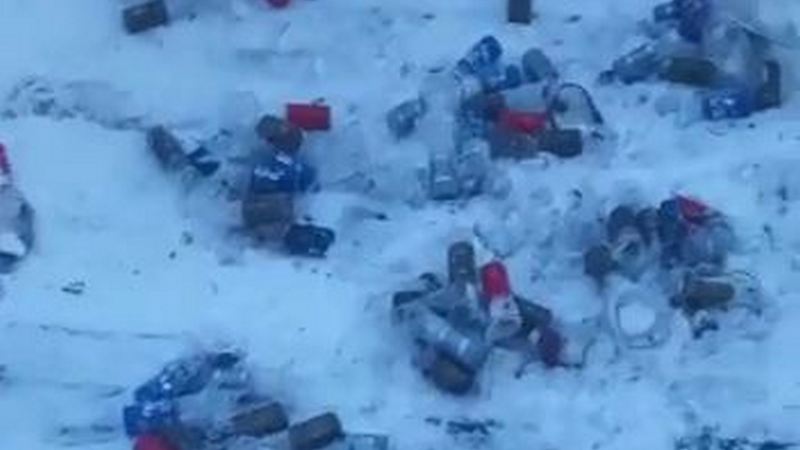 Сотни зарытых в снег бутылок нашли на берегу реки в Югре