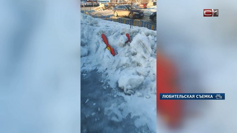 Коммунальщики Сургута почистили снег вместе с детскими качелями и скамейкой