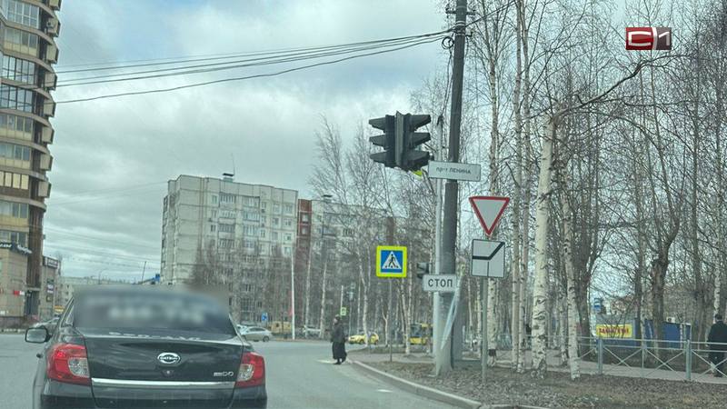 Сильный ветер в Сургуте развернул светофор на перекрестке. ВИДЕО